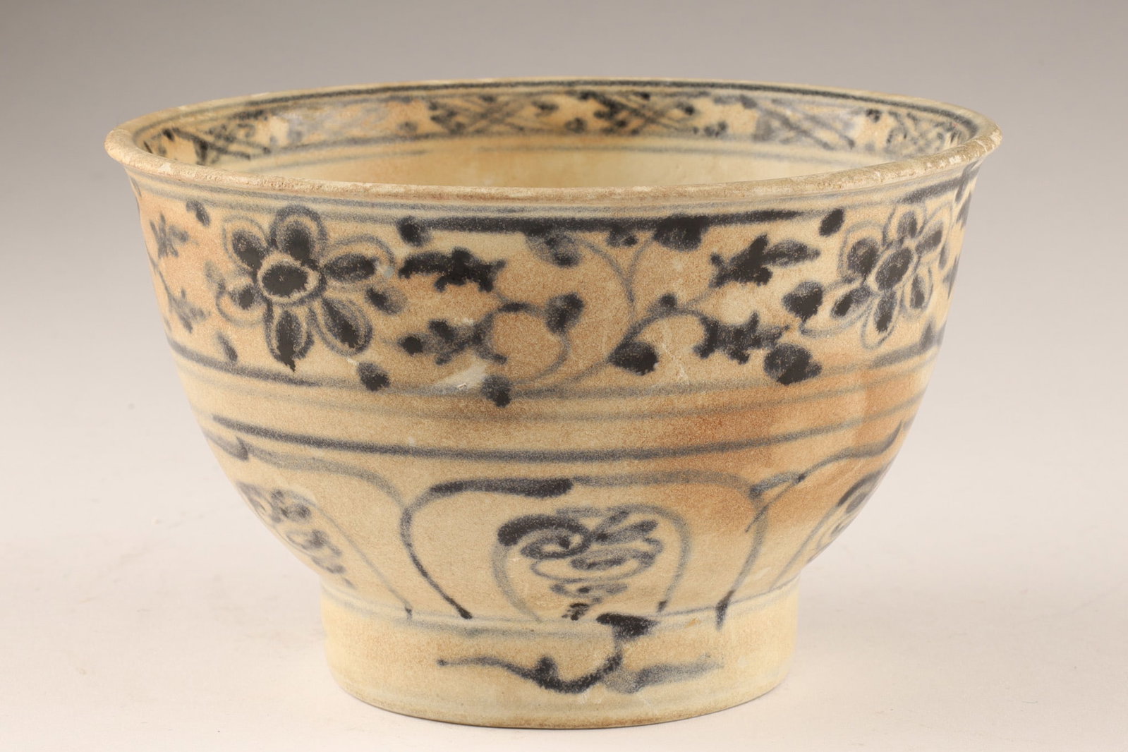 Vietnamese Ho An Hoard Shipwreck Annam-ware Blue and White Tea Bowl: Vietnamese Annam-ware tea bowl featuring blue and white underglaze painting with delicate floral motifs and a Saga Hoi An Hoard Visal sticker indicating its documented provenance. Labeled 168376. Dime