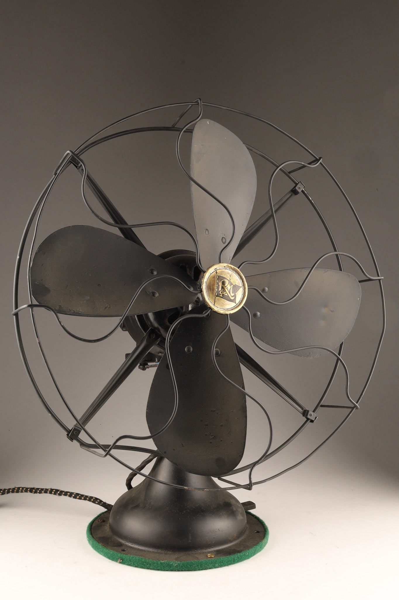 Antique Robbins and Myers Fan Vintage 1920s Cast Iron Oscillating Desk Fan, restored (1 of 5)