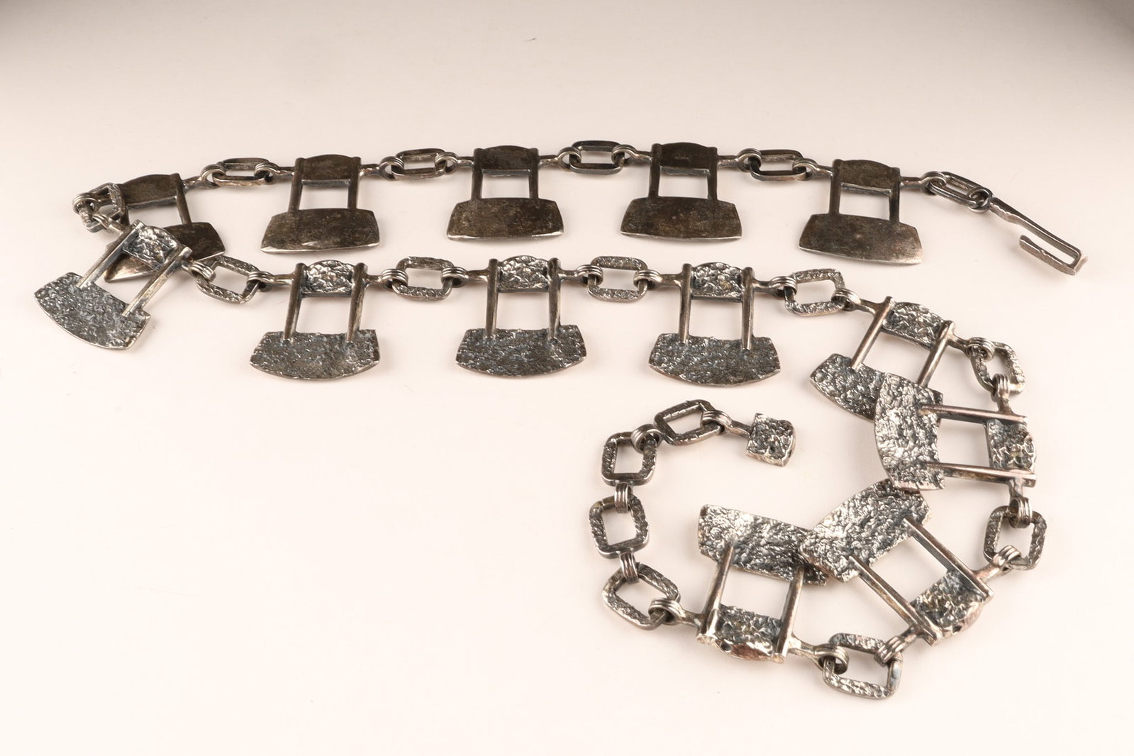 Rare Robert Larin Brutalist Modernist Pewter Chain Link Belt: Rare modernist belt designed by the French-Canadian artisan Robert Larin during the 1960s or 1970s. Measuring 40 inches in length, it features heavy panels crafted from pewter using the lost-wax casti