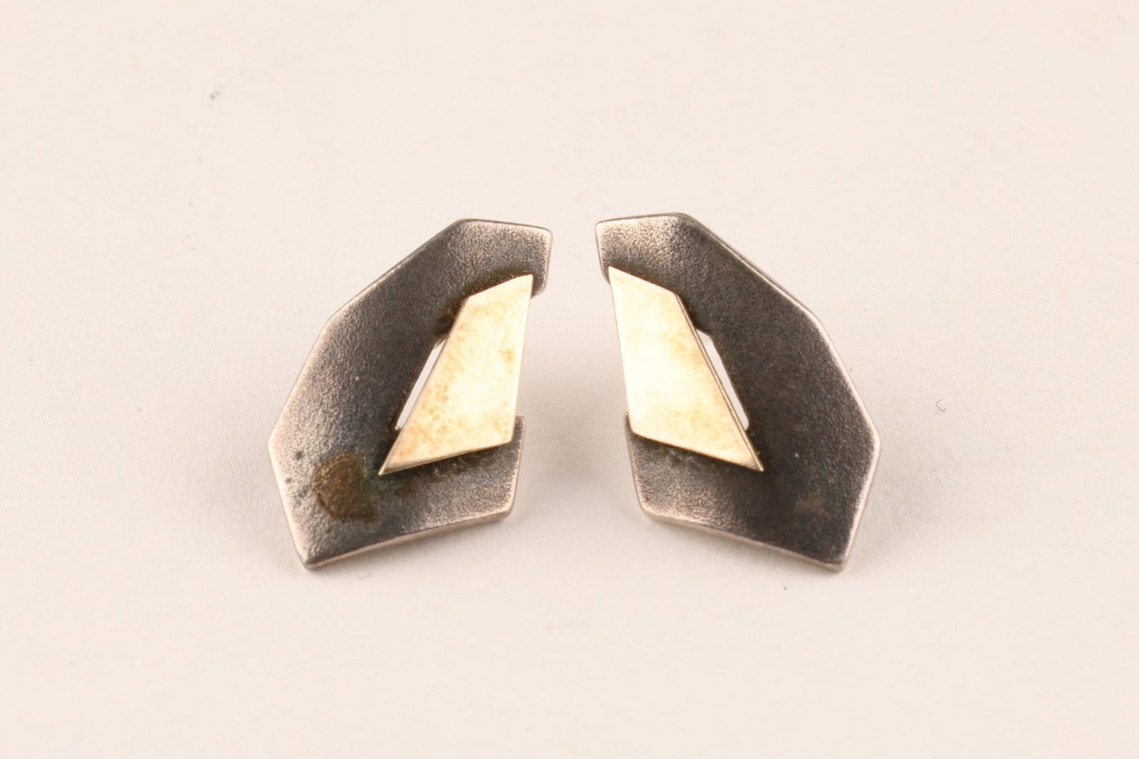 Jean-Pierre Gauvreau Canadian Modernist Sterling Silver and 14K Gold Earrings: A pair of contemporary modernist geometric stud earrings featuring brushed 14K yellow gold rectangular accents layered over darkened, oxidized sterling silver sculptural bases. Designed by prominent C