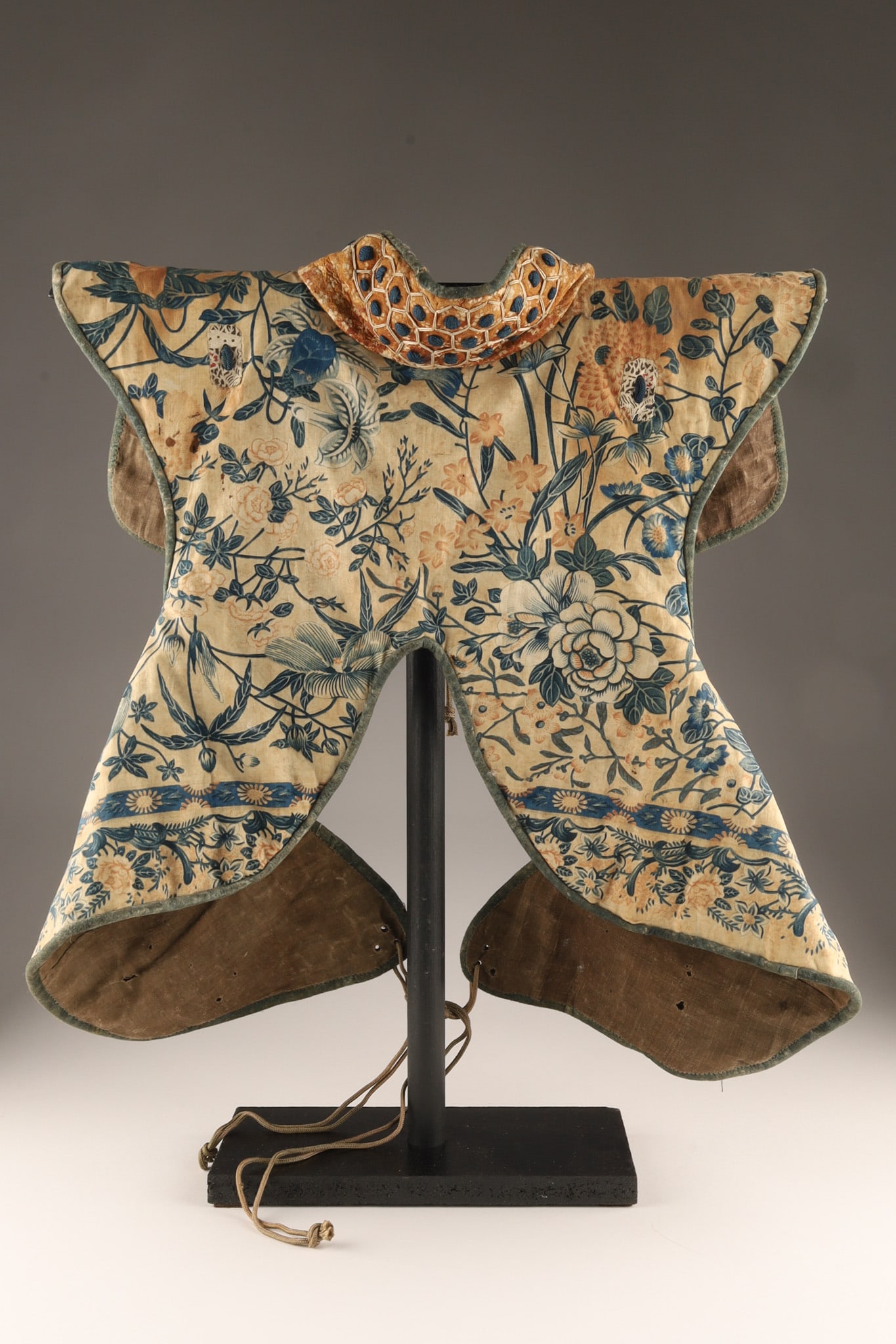 Antique Japanese Samurai Silk, Cotton and Iron Plated Chest Armour: Elegant finely crafted chest protector, for samurai of high rank, Edo period. These were used out of battlefield, for daily protection, while projecting social status symbol. The silk and cotton fabri