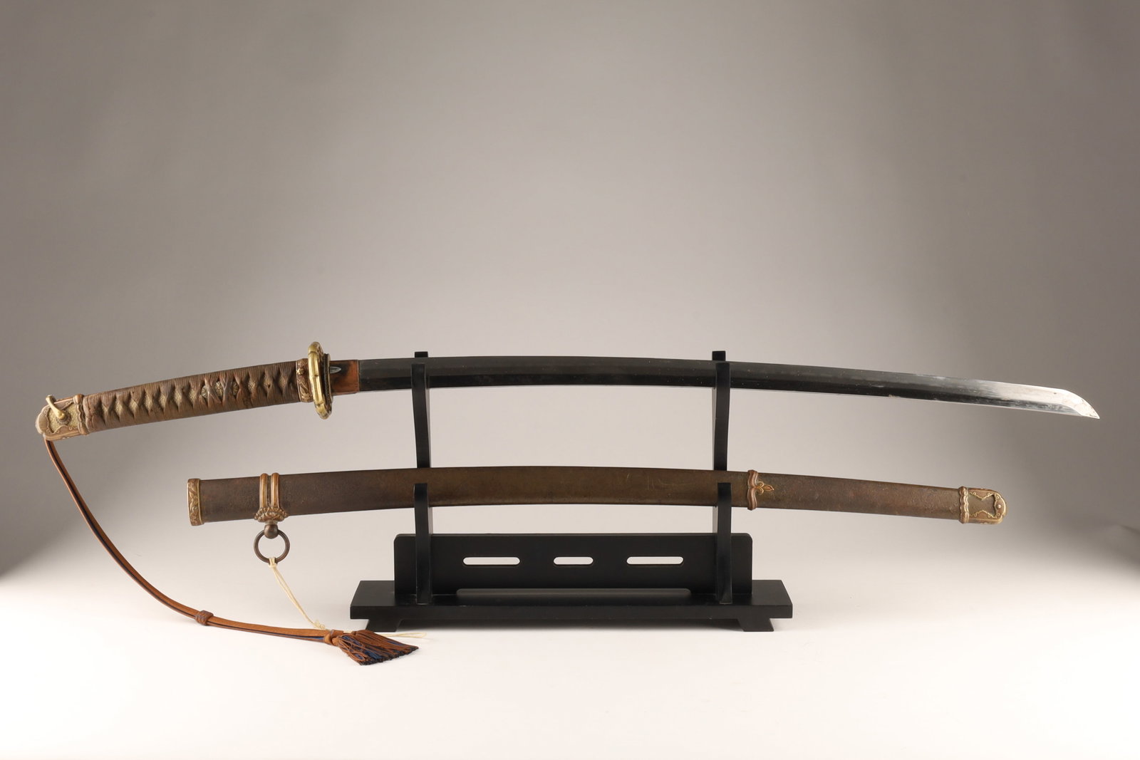 Imperial Japanese WWII Officer’s Shin-Gunto Sword with Scabbard (1 of 13)