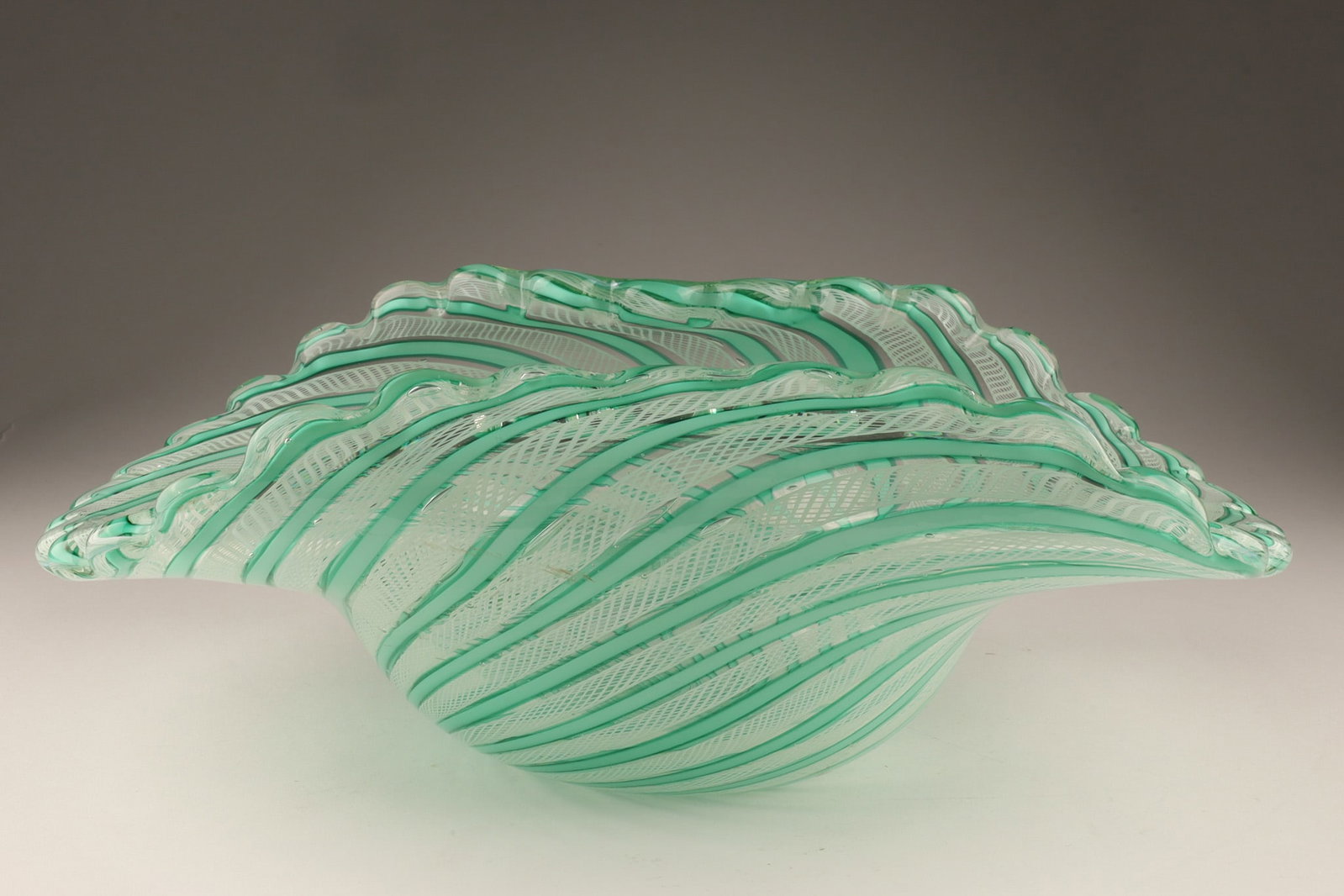 Large 1950s Fratelli Toso Murano Fazzoletto Zanfirico Art Glass Bowl: A Murano glass handkerchief bowl by Fratelli Toso featuring a ruffled, folded fazzoletto handkerchief edge. Constructed with green stripes and white latticino (filigree) glass ribbons. Made in Italy, 