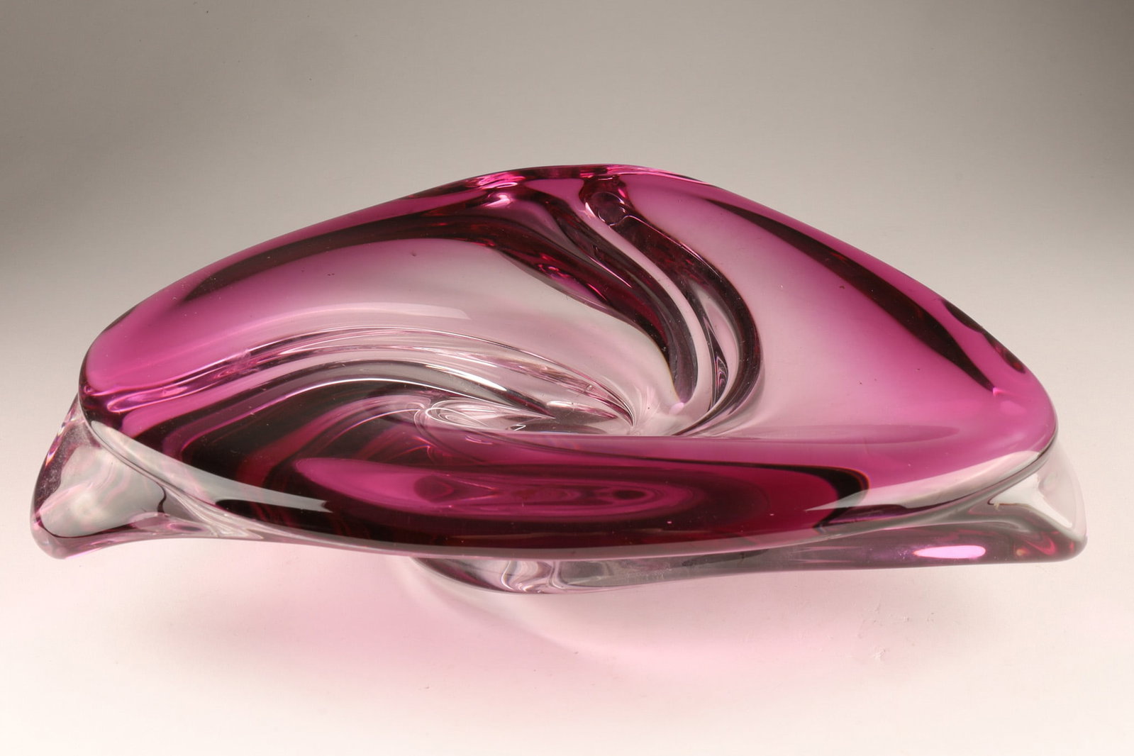 MCM Purple Amethyst Crystal Centrepiece Bowl Val Saint Lambert: A mid-century modern amethyst crystal centerpiece bowl produced by the renowned Belgian glassworks Val Saint Lambert, featuring a biomorphic, heavy thick-walled crystal structure with a rich fuchsia o