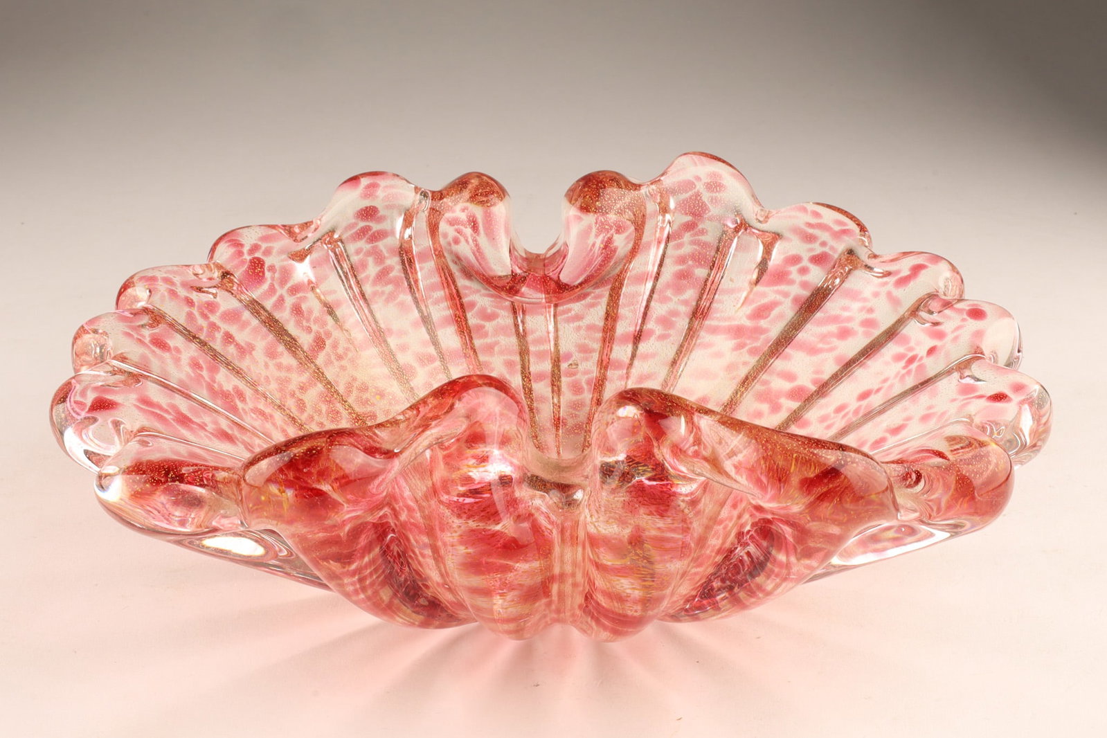 Barovier and Toso Pink Bowl Gold Inclusions c.1950s with Partial Label: Barovier and Toso Pink Bowl Gold Inclusions c.1950s with Partial Label, featuring ribbed glass infused with extensive gold leaf inclusion / aventurine particles in an organic, heavily-scalloped or ruf