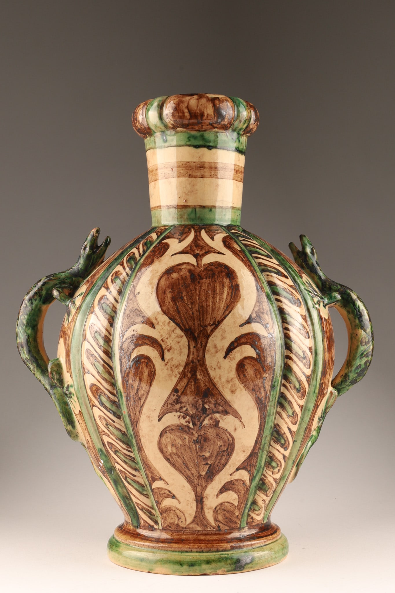 Large Art Deco MCM Italian Ceramic San Zeno Lizard-Handled Vase: An Art Deco / Mid Century Italian decorative lead-glazed earthenware vase by San Zeno, featuring twin zoomorphic lizard-form loop handles, a flared ring neck, and slip-decorated incised scrollwork und