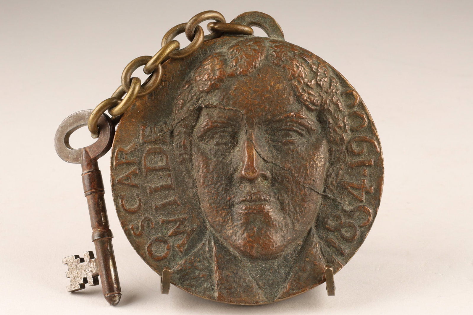 Rare L' Hotel Paris Oscar Wilde Large Bronze Medallion Key Fob With Key (1 of 6)