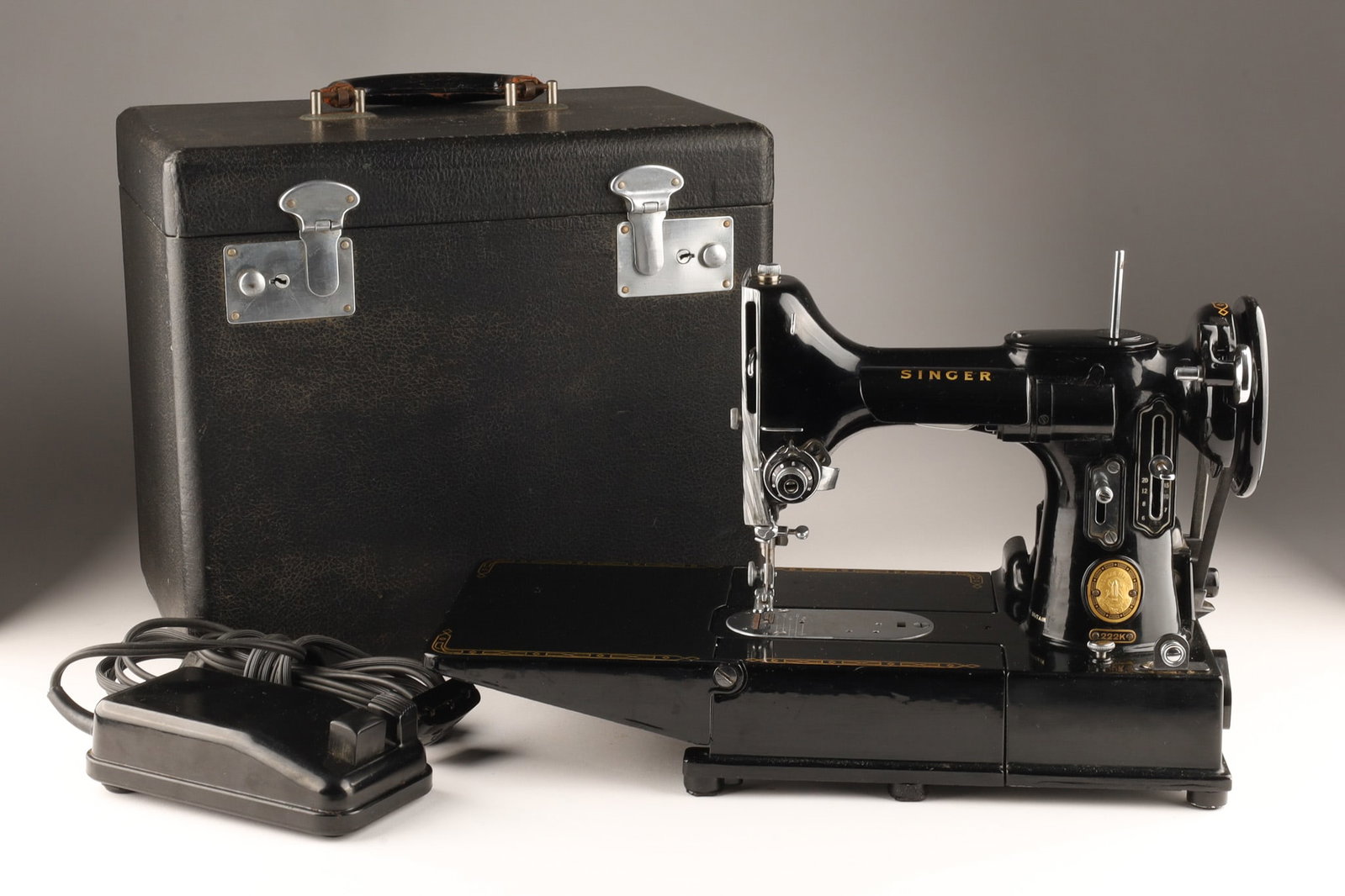 Rare 1954 Singer Featherweight 222K Sewing Machine in Case with Accesories (1 of 6)