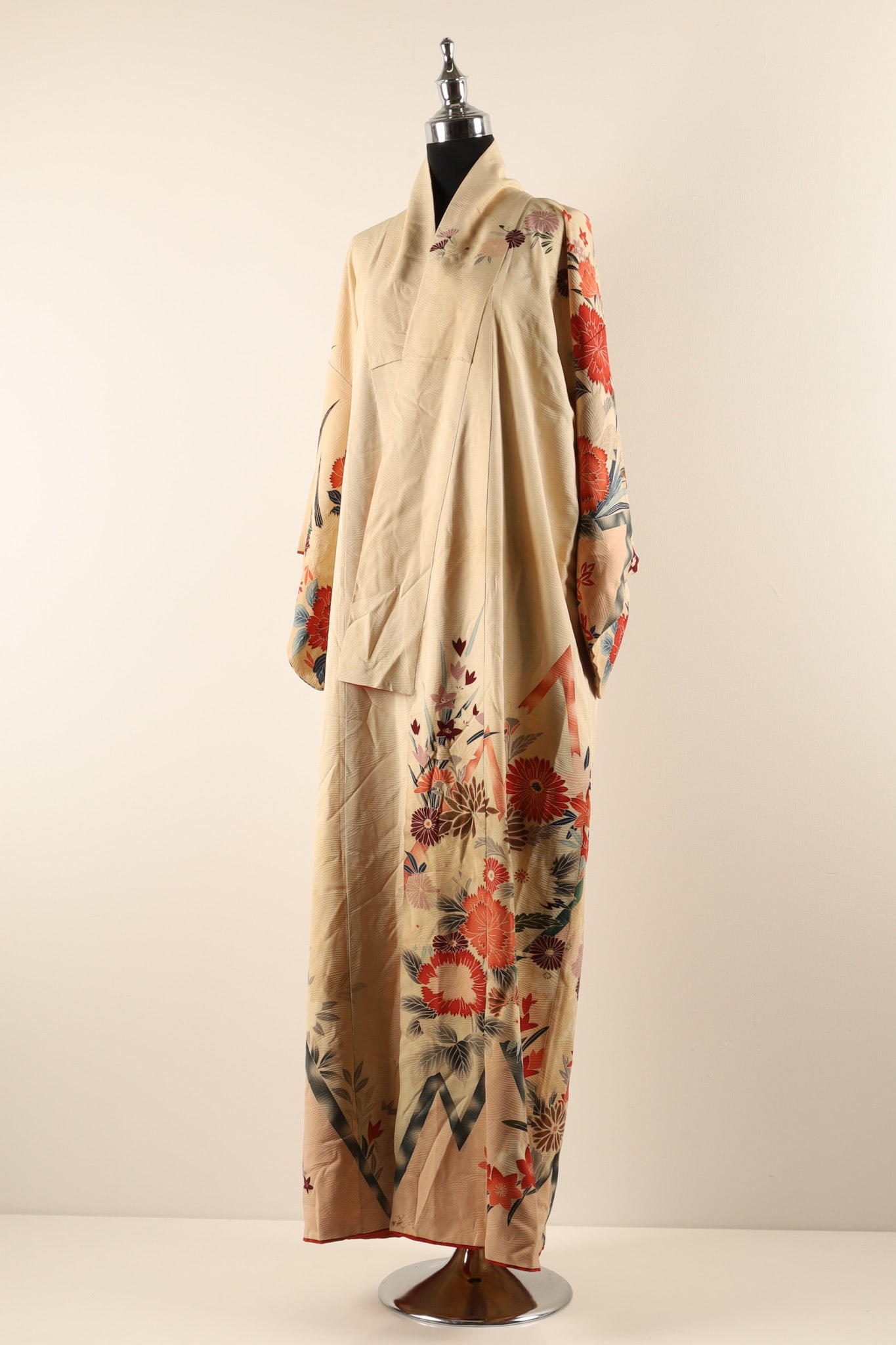 Japanese Vintage Cream Silk Kimono Floral Design Art Deco Chrysanthemum: THE SIMON CHANG COLLECTION - A Japanese vintage cream silk kimono, the body and sleeves with an art deco inspired chrysanthemum and floral motif set against a lightening strike design in oranges, blue