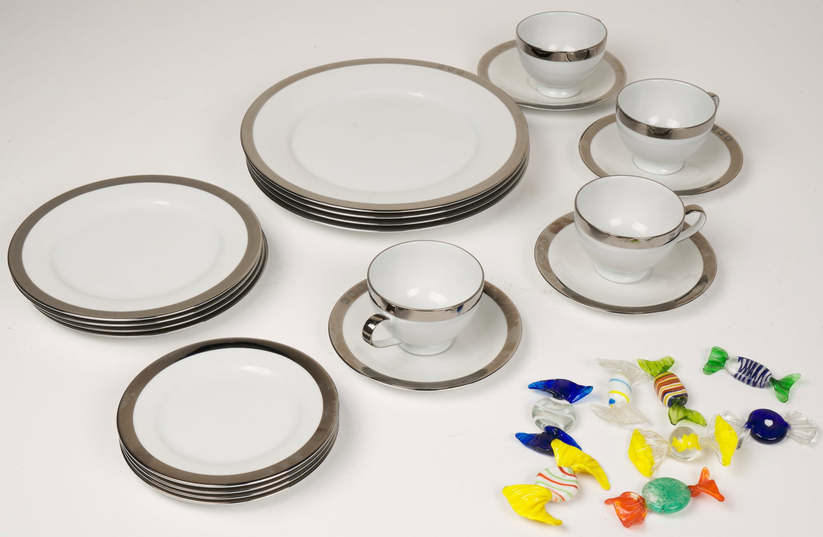 Ralph Lauren Plates: Ralph Lauren (sixteen items) and eight glass glass candies.
