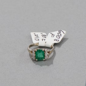 14k White Gold Green Stone and Diamond Ring