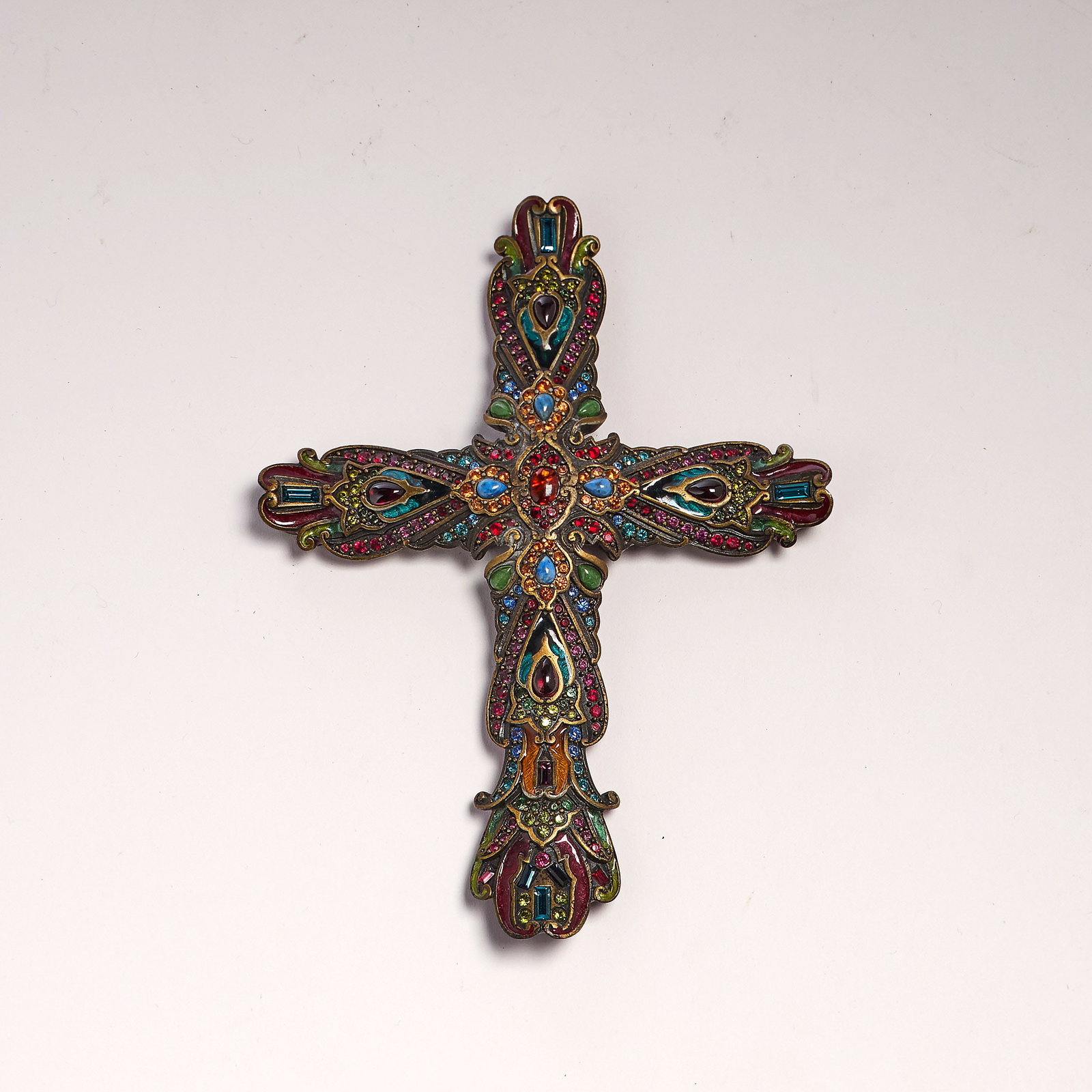 Jay Strongwater (Rhode Island): "Angelique." An embellished and enameled cross objet. From the "Palais Russe" collection. In original box. 6 1/4 x 4 3/4".