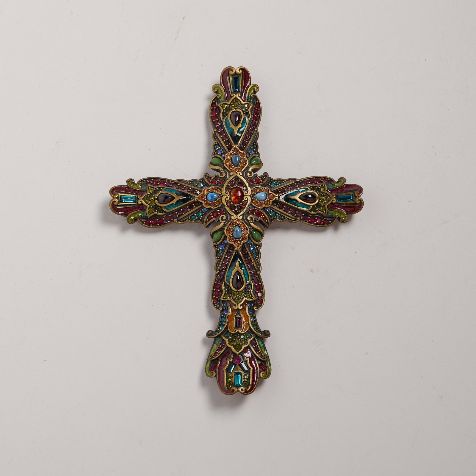 Jay Strongwater (Rhode Island): "Angelique." An embellished and enameled cross objet. From the "Palais Russe" collection. In original box. 6 1/4 x 4 3/4".