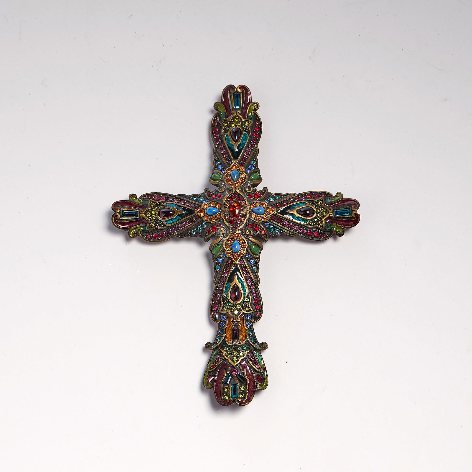 Jay Strongwater (Rhode Island): "Angelique." An embellished and enameled cross objet. From the "Palais Russe" collection. In original box. 6 1/4 x 4 3/4".