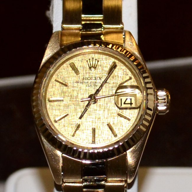 Lady's gold ROLEX Datejust watch with 14kyg case. (1 of 6)