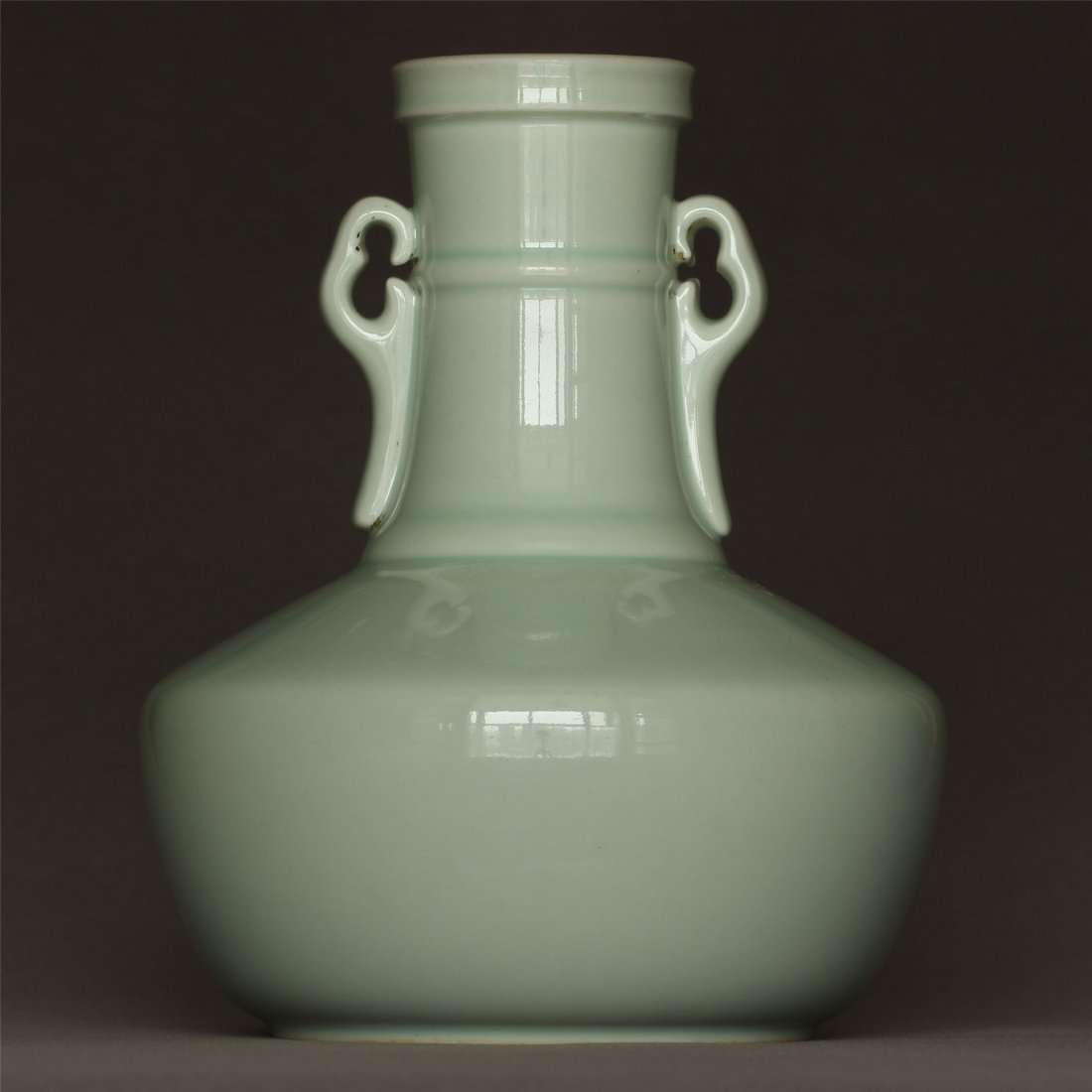 Bean Green Glaze porcelain vase of Qing Dynasty (1 of 10)
