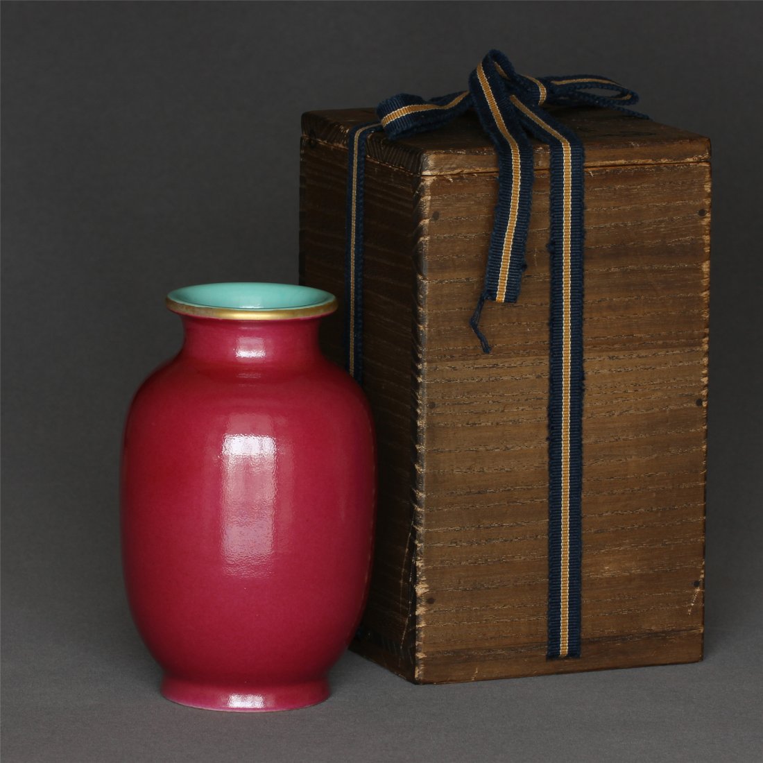 Rouge glaze gilt porcelain vase of Qing Dynasty (1 of 10)