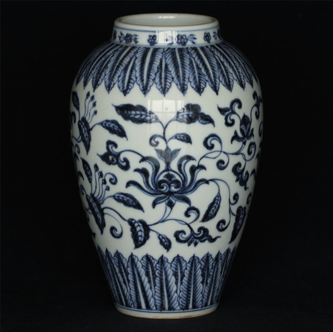 Blue and white porcelain jar of Ming Dynasty XuanDe: Blue and white porcelain jar of Ming Dynasty XuanDe mark. Measure(inch), Height: 7-1/2, Diameter: 5 .