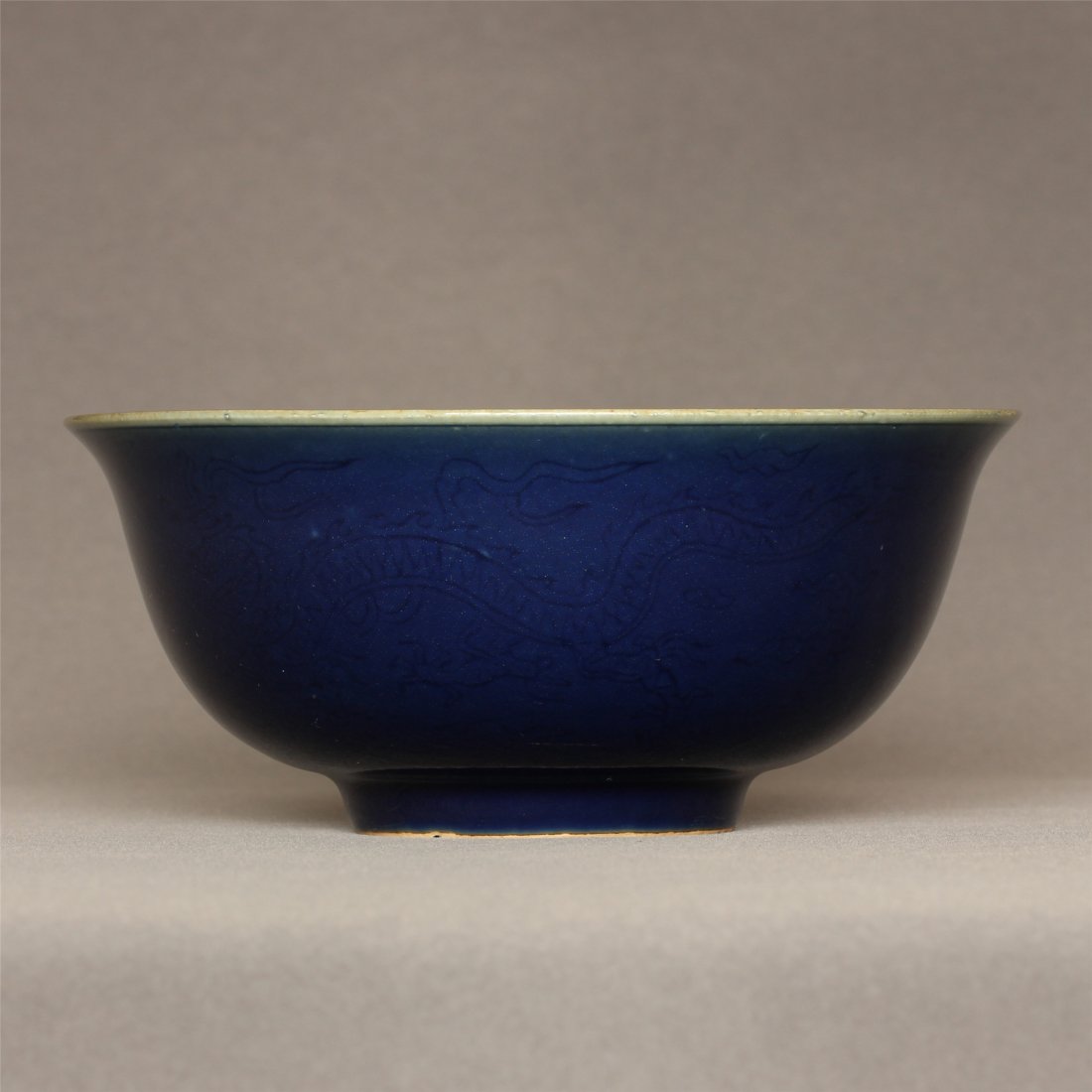 Blue glaze carved dragon bowl of Ming Dynasty WanLi (1 of 10)