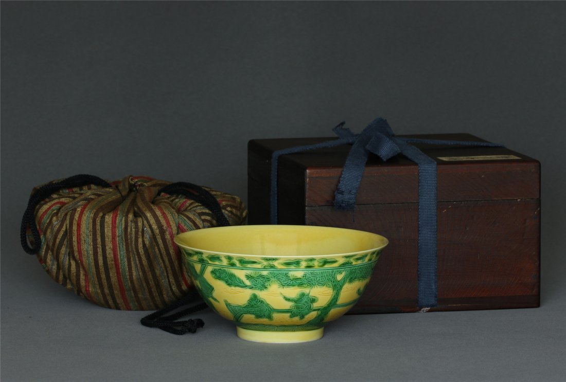 Yellow glaze & green color porcelain bowl of Qing (1 of 10)