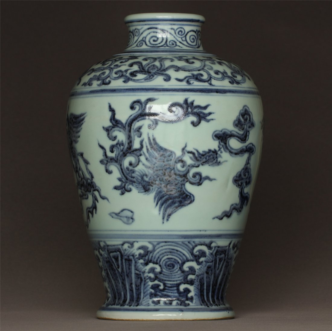 Blue and white porcelain vase of Ming Dynasty XuanDe: Blue and white porcelain vase of Ming Dynasty XuanDe mark. Measure(inch), Height: 10 , Diameter: 6-1/2 .