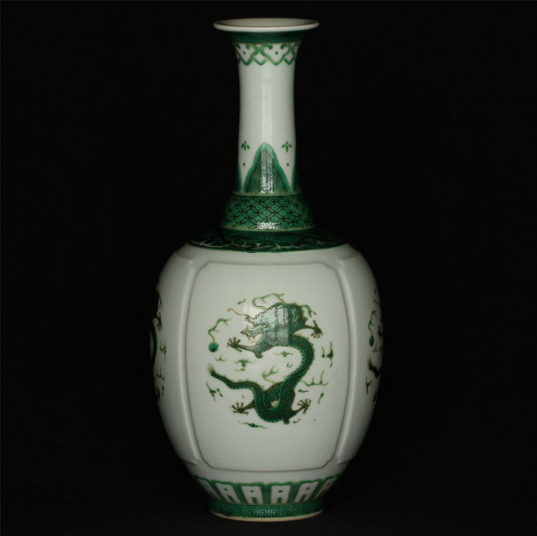 Green color porcelain vase of Qing Dynasty QianLong (1 of 10)