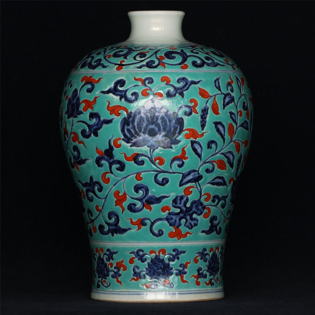 Blue and white,green & red porcelain vase of Ming: Blue and white,green & red porcelain vase of Ming Dynasty XuanDe mark. Measure(inch), Height: 8-3/4 , Diameter: 6 .