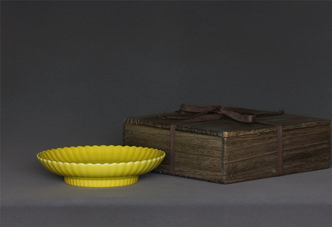 Yellow glaze plate of Qing Dynasty YongZheng mark. (1 of 10)