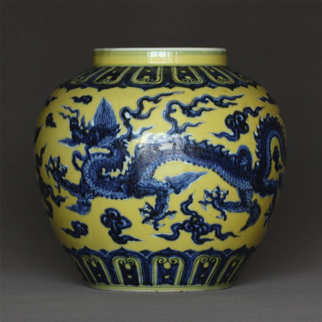Blue and white & yellow glaze porcelain  jar of Ming (1 of 10)