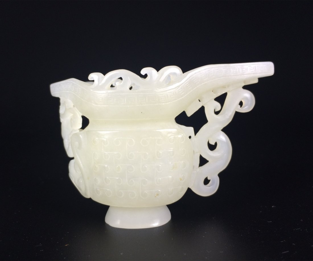 Chinese white jade carved Chalice: Chinese white jade carved Chalice, Measure(mm): 83 x 53 x 31 , Weight : 86 g