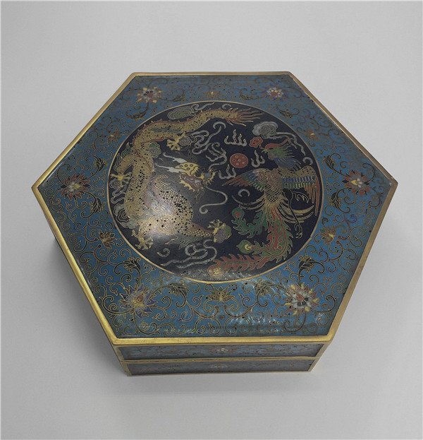 Chinese antique cloisonne gilt dragon and phoenix jewel: Chinese antique cloisonne gilt dragon and phoenix jewelry box. Measure: 2-3/8" Height, 8-1/8" Diameter.