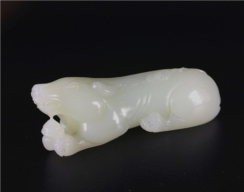 Chinese white jade carved, the dog holding a ingot: Chinese white jade carved, the dog holding a ingot, It means "WANG CAI" . Measure(mm): 97 x 30 x 25 , Weight : 158 g