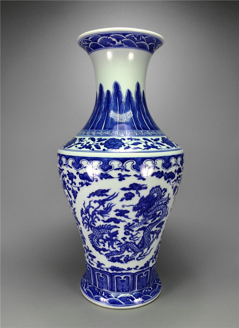 Exquisite blue and white large porcelain vase of Qing D (1 of 10)