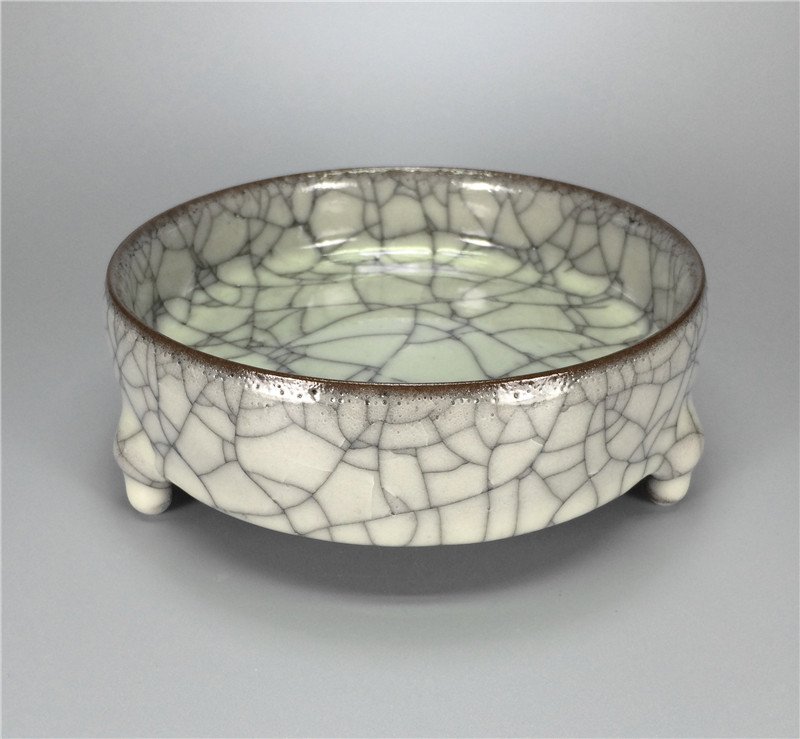 Chinese antique porcelain Three-legged bowl . (1 of 8)