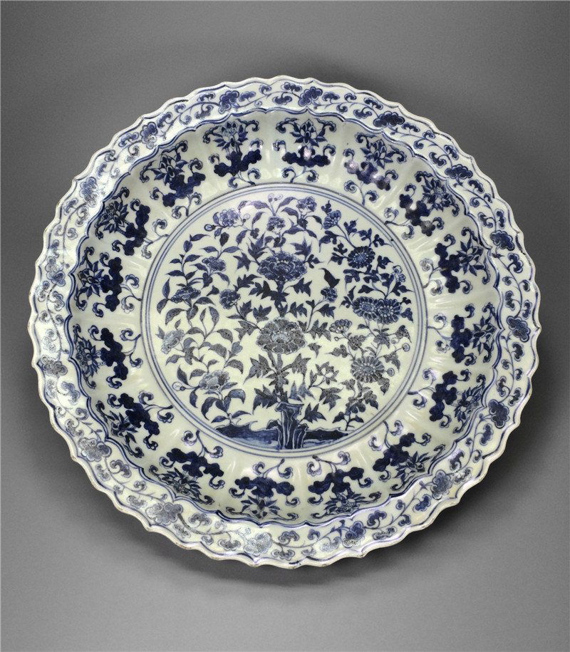 Chinese antique blue and white porcelain large plate . (1 of 8)