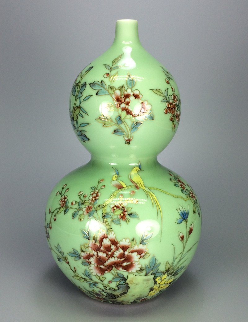 Qing Dynasty "QianLong" Gourd porcelain vase . (1 of 8)