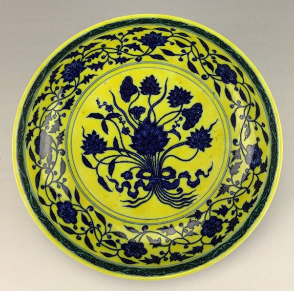 Qing Dynasty "QianLong" blue and white porcelain yellow (1 of 7)