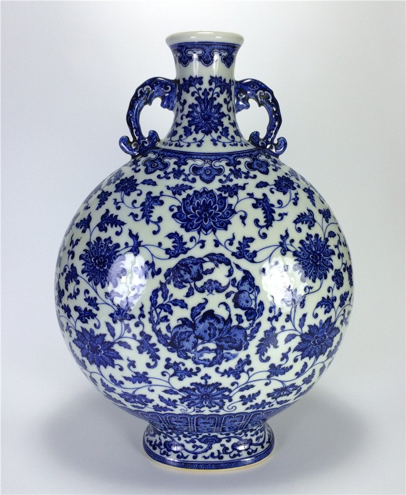 Qing Dynasty "QianLong" Exquisite blue and white porcel (1 of 10)