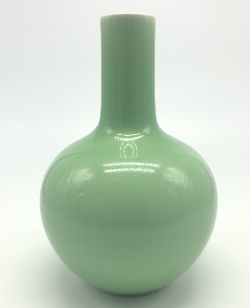 Celadon porcelain vase Qing Dynasty "YongZheng" mark . (1 of 3)