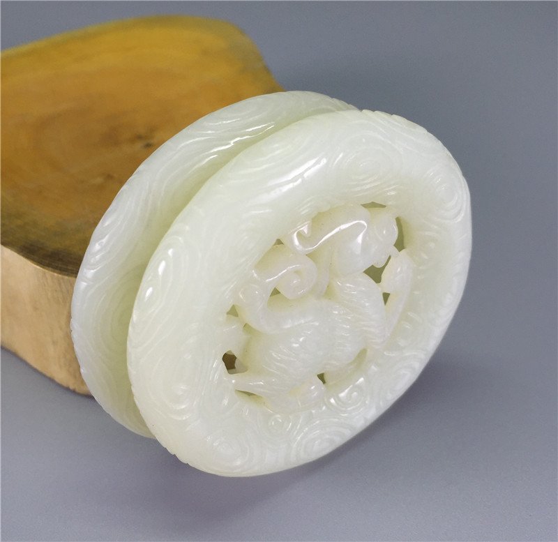 A pair chinese white jade carved round brand, Each meas (1 of 6)