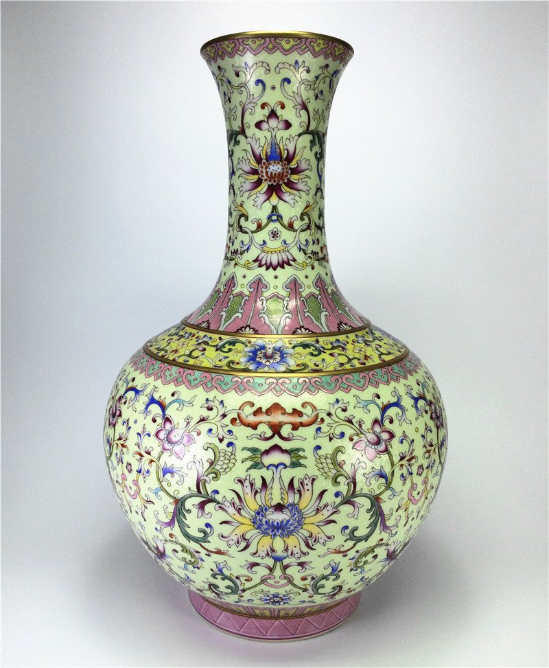 Exquisite famille rose porcelain vase of Qing Dynasty: Exquisite famille rose porcelain vase of Qing Dynasty QianLong Mark. Measure(inch), Height: 15-3/4, Diameter: 9-7/8 .