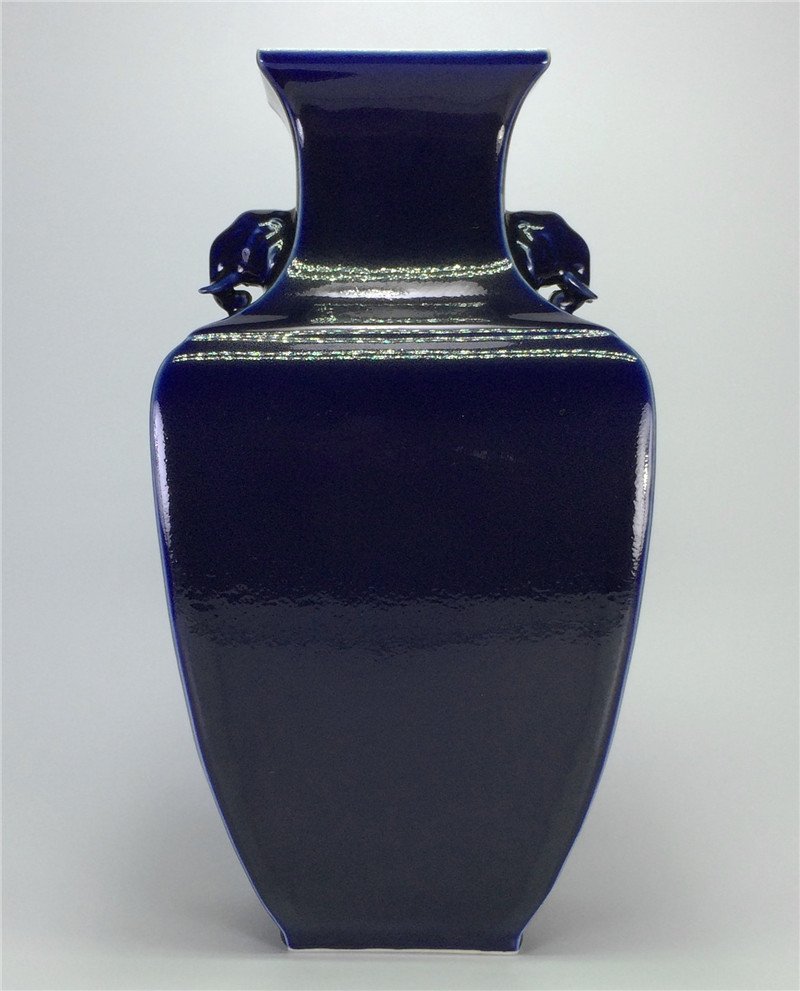 Blue glaze porcelain square vase of Qing Dynasty (1 of 8)