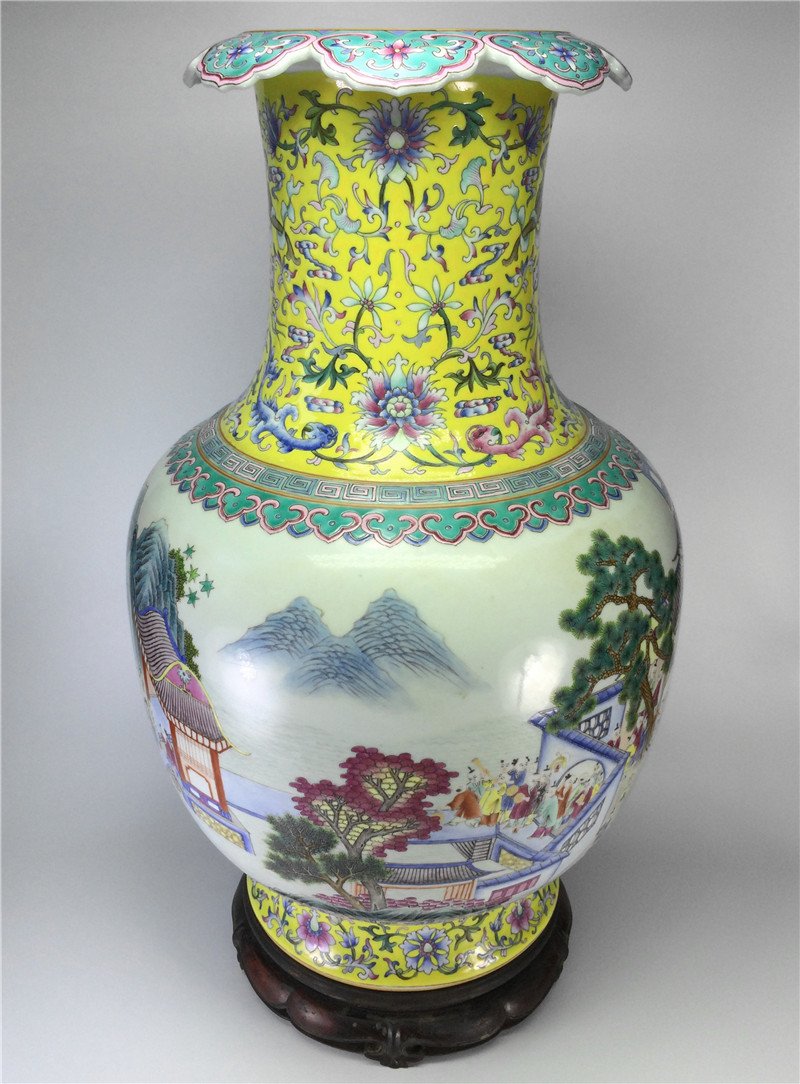 Exquisite famille rose porcelain vase of Qing Dynasty (1 of 7)