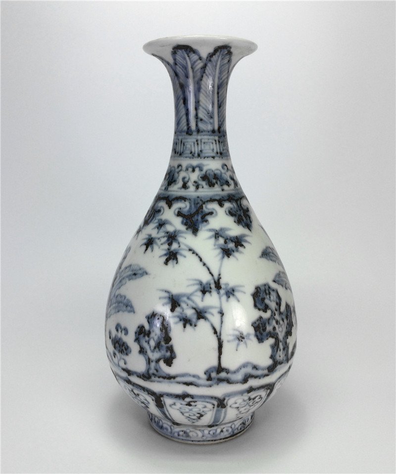 Chinese antique blue and white porcelain vase.: Chinese antique blue and white porcelain vase. Measure(inch), Height: 11, Diameter: 5-3/4 .