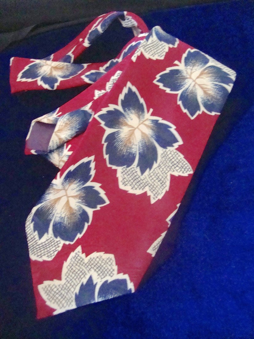 Guy Laroche Vintage Necktie is designer fashion at it's: guy laroche vintage necktie is designer fashion at it's best! gorgeous pattern and luscious colors from an a list runway fashion designer. in excellent vintage condition....i assume it's silk but the