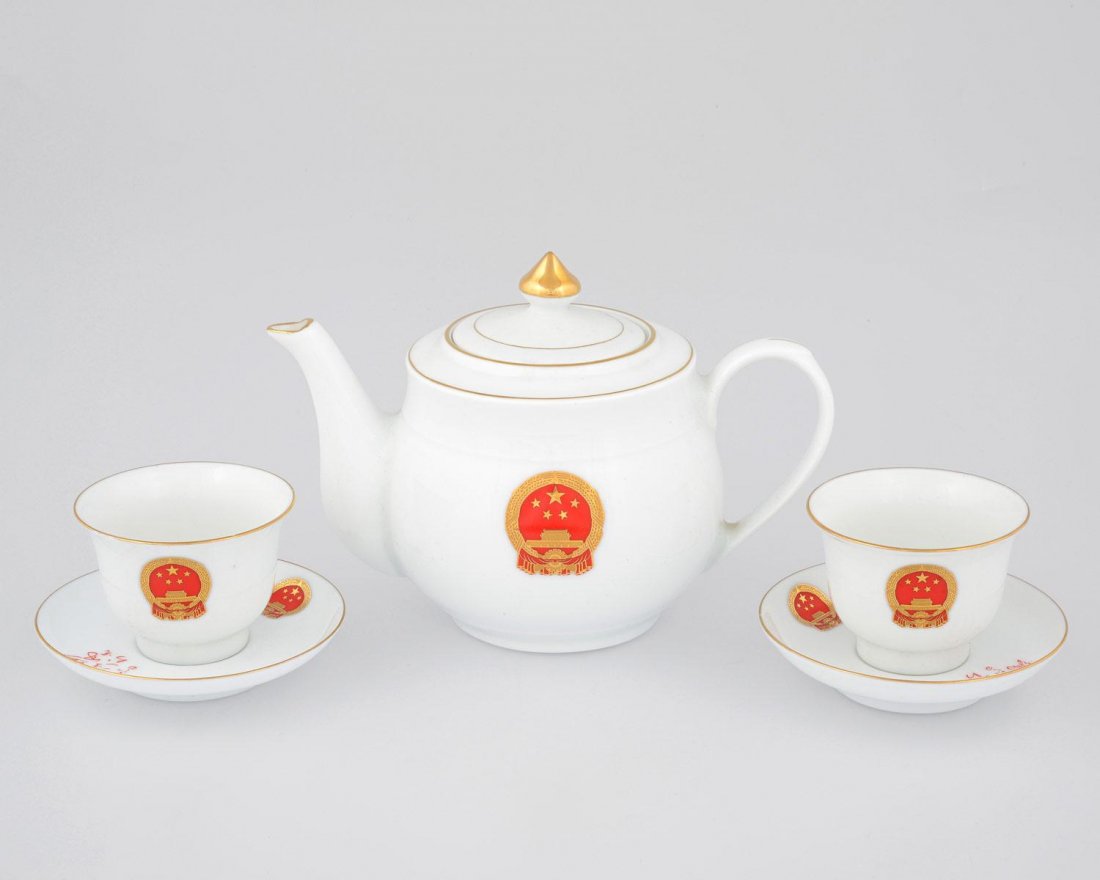 A FOURTEEN PIECE WHITE PORCELAIN TEA SET WITH GOLD AND : A FOURTEEN PIECE WHITE PORCELAIN TEA SET WITH GOLD AND RED DECORATIONPOST-REPUBLICAN PERIODa very beautiful porcelain tea set with six gently-fired cups, six shallow plates, and an elegantly-potted ke