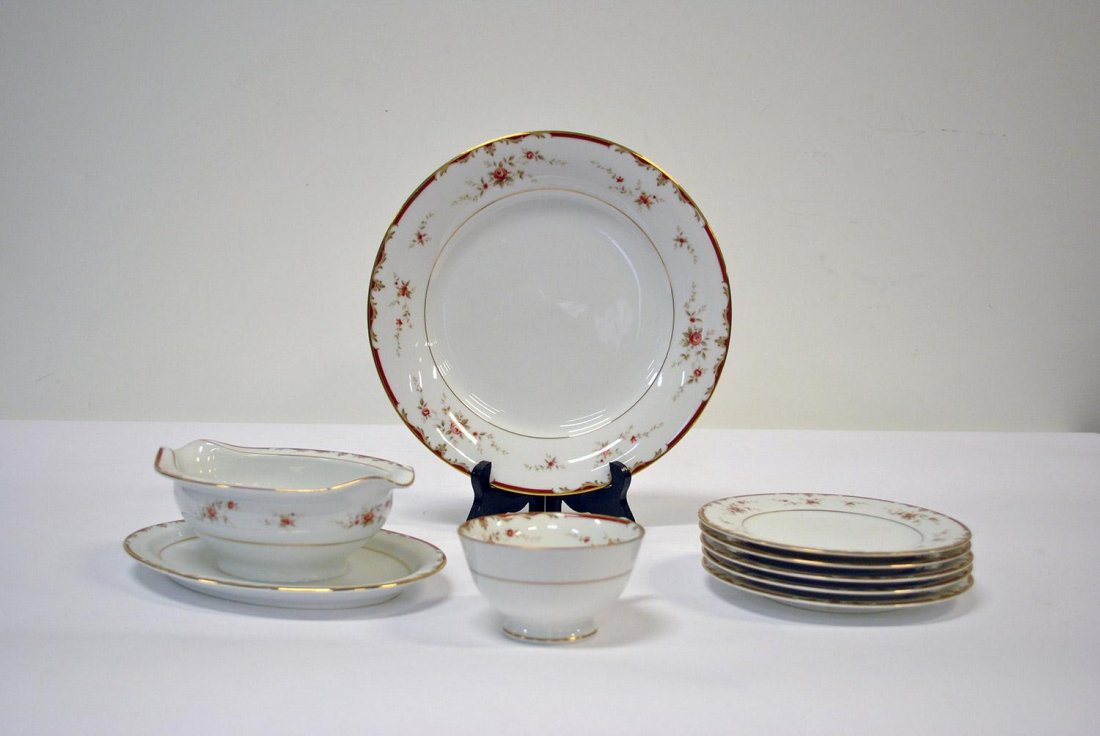 A 148-PIECE SET OF NORITAKE GILDED-RIM PORCELAIN, 