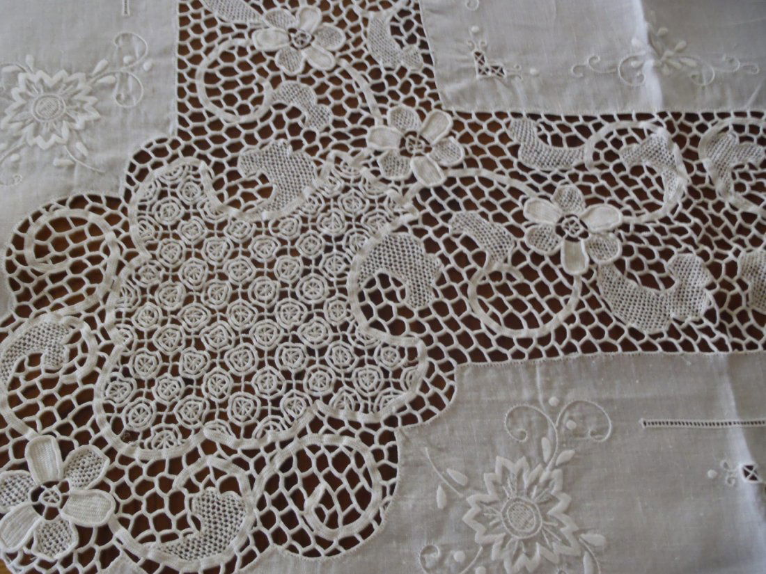 VINTAGE LINEN LACE & EMBROIDERY TABLECLOTH: VINTAGE LINEN LACE & EMBROIDERY TABLECLOTH LARGE SIZE 98 INCH X 62 INCH, IN GOOD CONDITION WITH FEW STORAGE STAINS