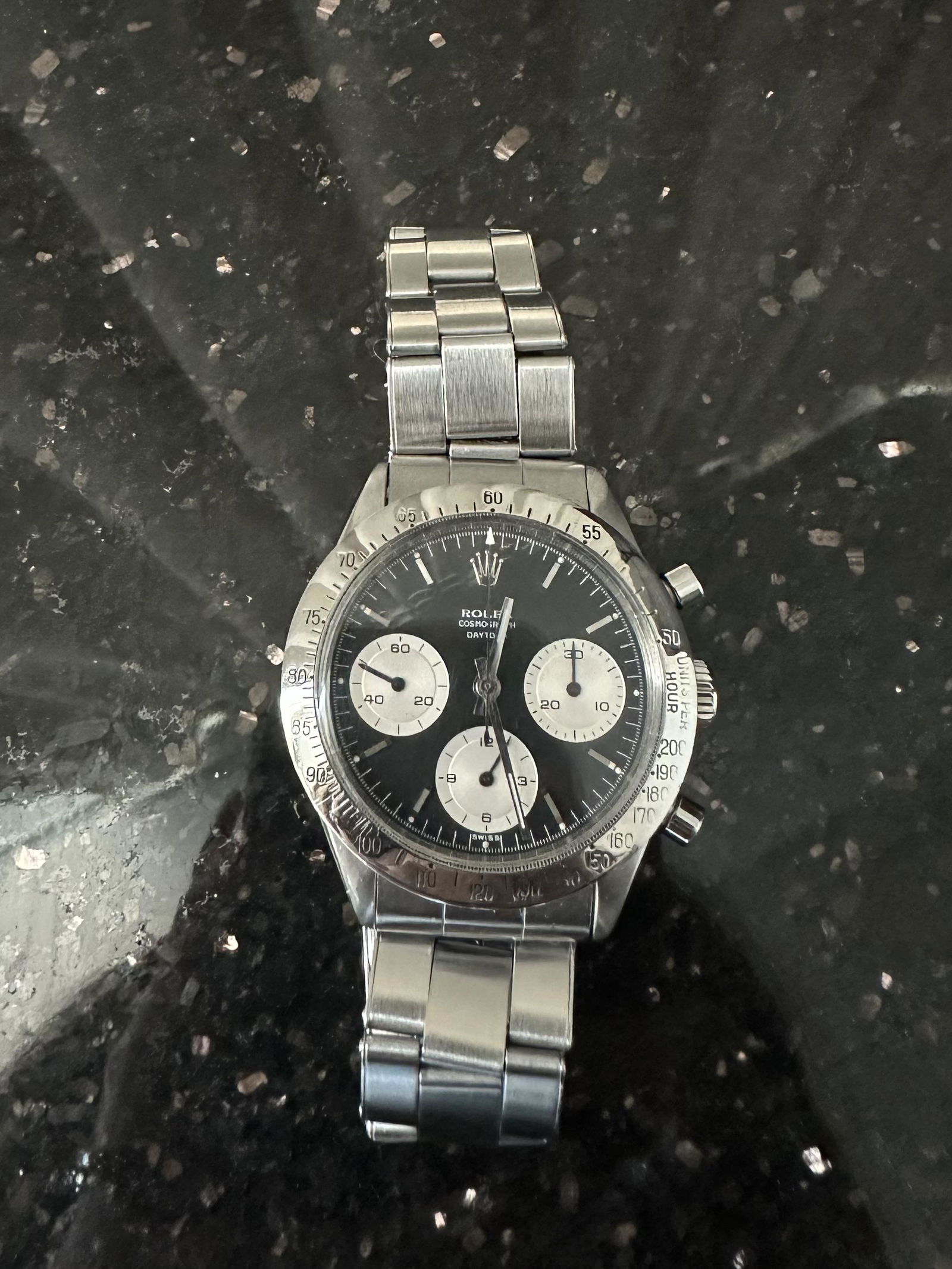 VINTAGE ROLEX DAYTONA, YEAR 1977 REF: 6239 COMES WITH B: VINTAGE ROLEX DAYTONA, YEAR 1977 REF: 6239 COMES WITH BOX NO PAPER -- VINTAGE ROLEX DAYTONA, YEAR 1977 REF: 6239 COMES WITH BOX NO PAPER Fully authenticated #NGFY94549v7