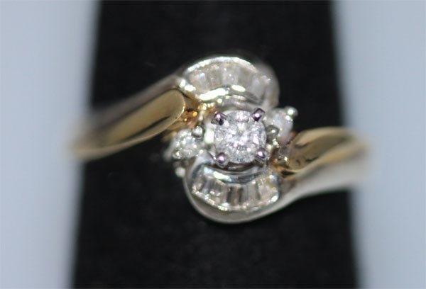 0.31 CTW DIAMOND RING .925 STERLING SILVER: 0.31 CTW DIAMOND RING .925 STERLING SILVER **|**|** 0.31 CTW DIAMOND RING .925 STERLING SILVER